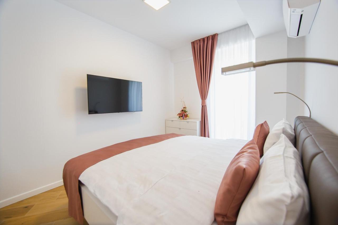 Pink Sahara Near City Center Oradea Exterior photo