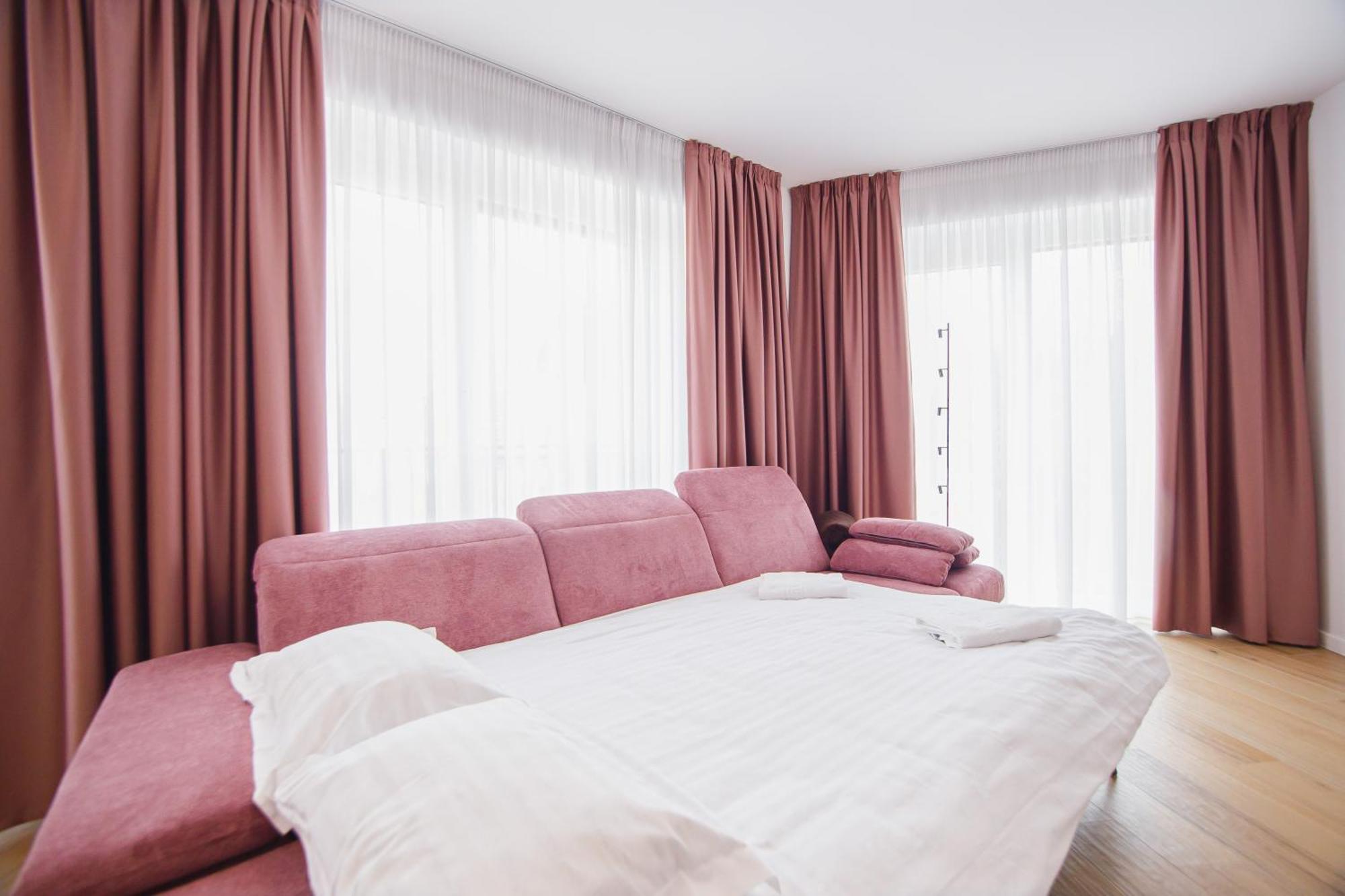Pink Sahara Near City Center Oradea Exterior photo